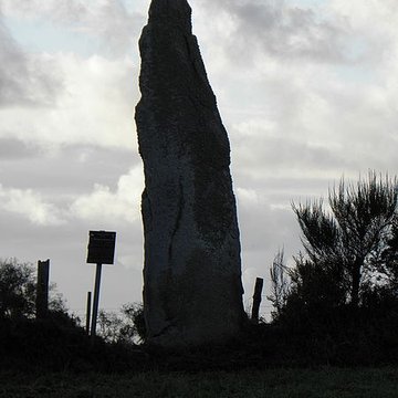 Menhir de Kerellou à Guerlesquin