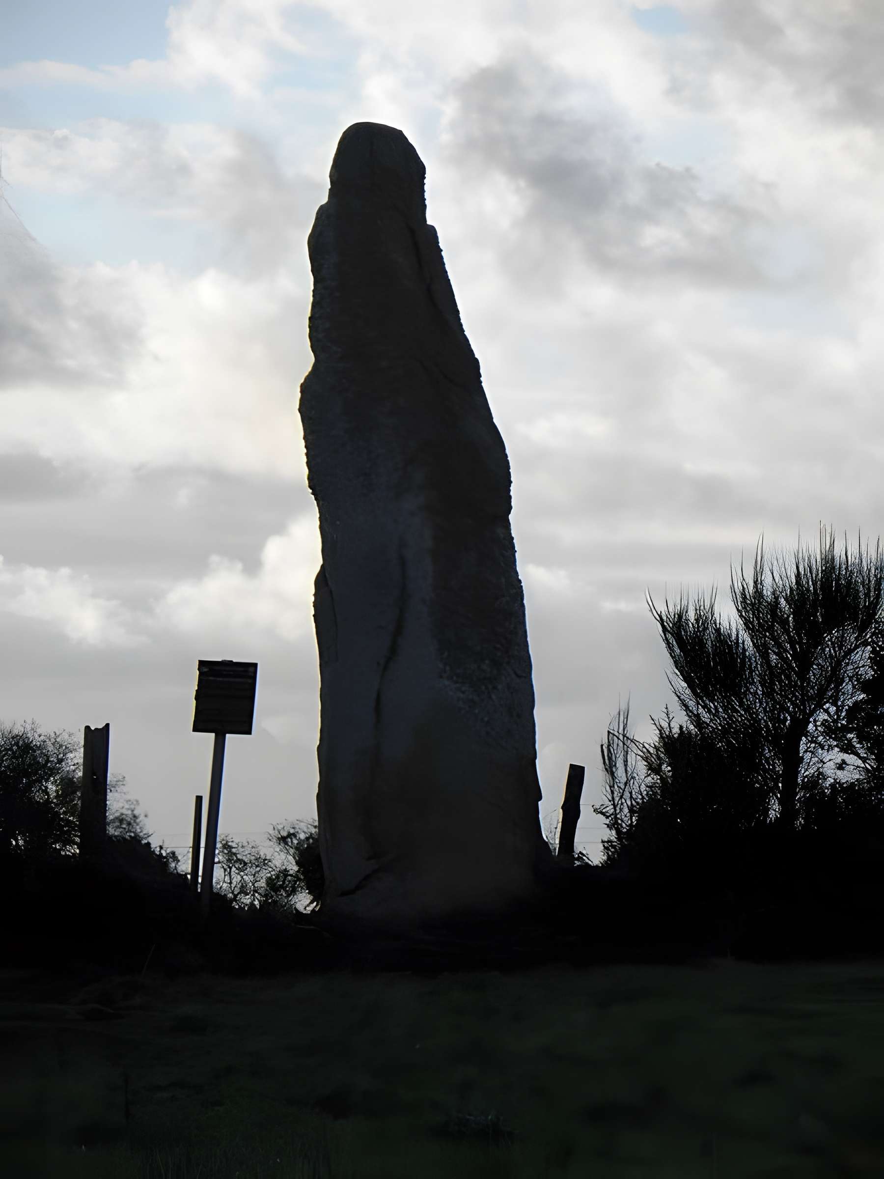 Menhir de Kerellou à Guerlesquin