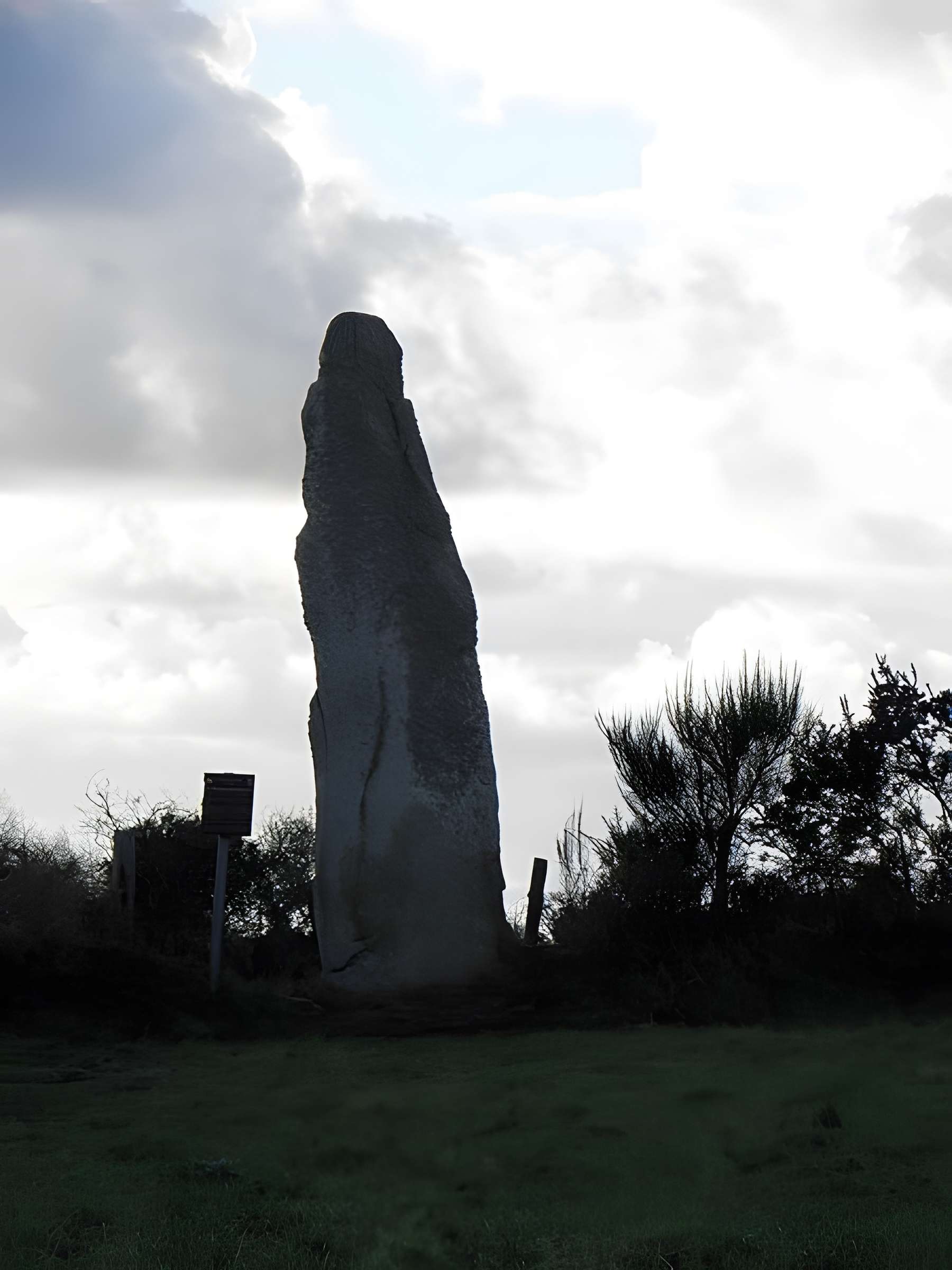 Menhir de Kerellou à Guerlesquin 