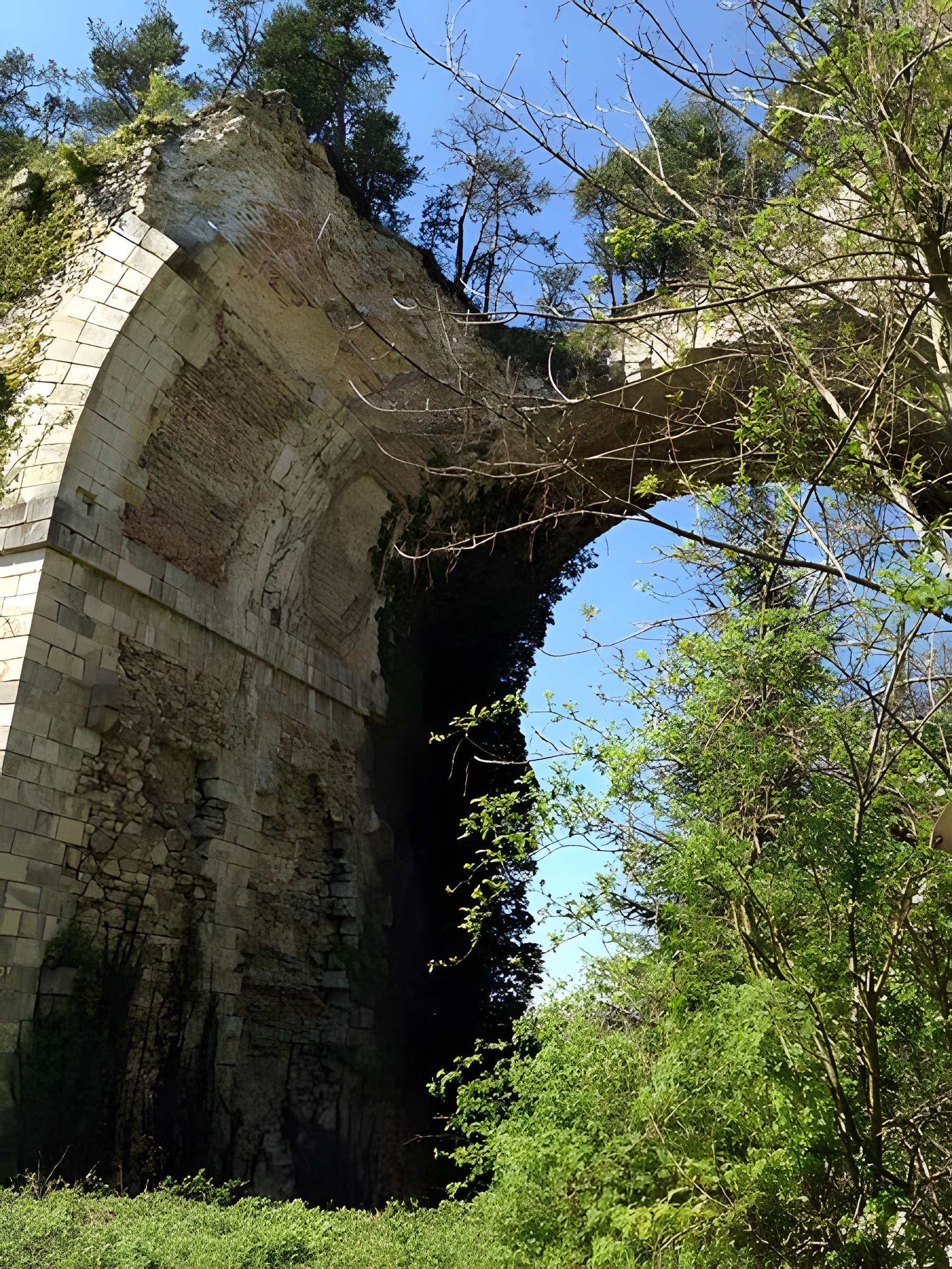 Ancien aqueduc de Pontgouin à Versailles (également sur communes de Maintenon et Pontgouin)