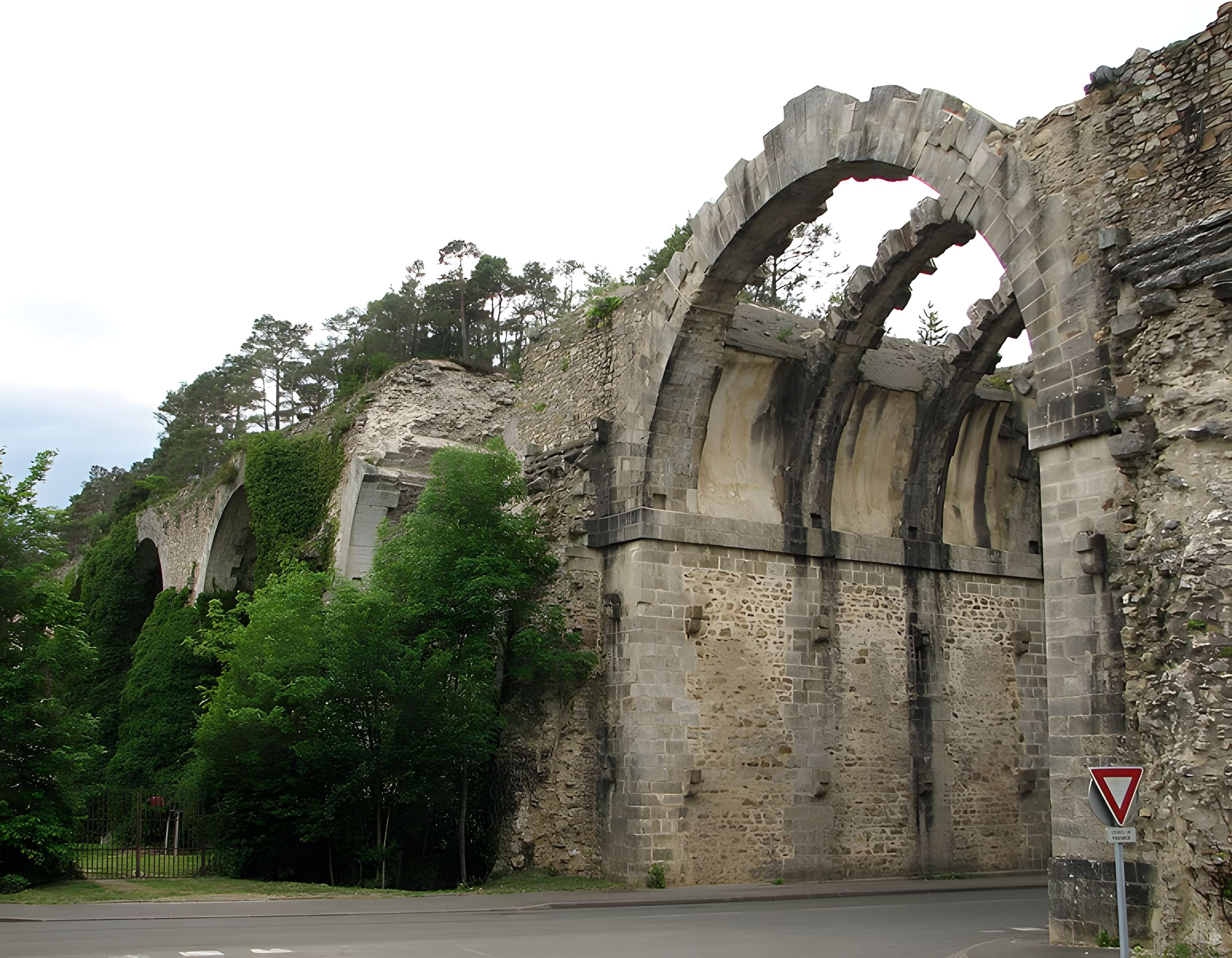 Ancien aqueduc de Pontgouin à Versailles (également sur communes de Maintenon et Pontgouin)