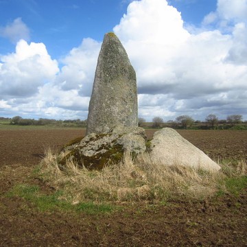 menhir de kervignen bras a plouguin
