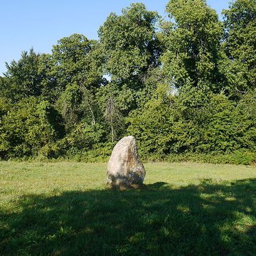 Menhir de la Petite Thébauderie à Saint-Thomas-de-Courceriers