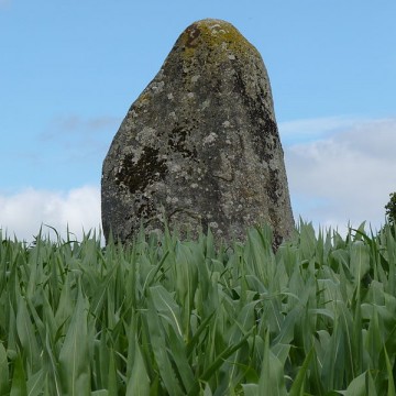 menhir de la ville juhel au vieux bourg
