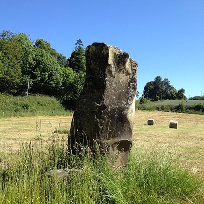 Photo de Menhir de Montcorbeau à Couesmes-Vaucé