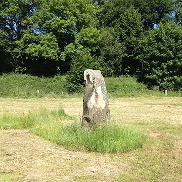 Menhir de Montcorbeau à Couesmes-Vaucé