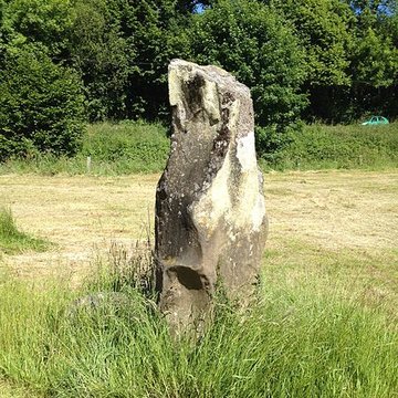 Menhir de Montcorbeau à Couesmes-Vaucé
