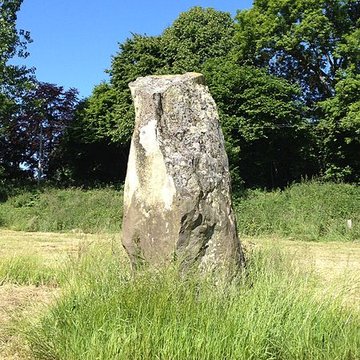 Menhir de Montcorbeau à Couesmes-Vaucé