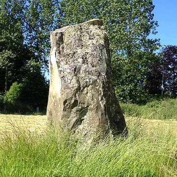 Menhir de Montcorbeau à Couesmes-Vaucé