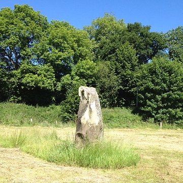 Menhir de Montcorbeau à Couesmes-Vaucé