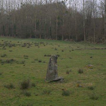 Menhir de Montcorbeau à Couesmes-Vaucé