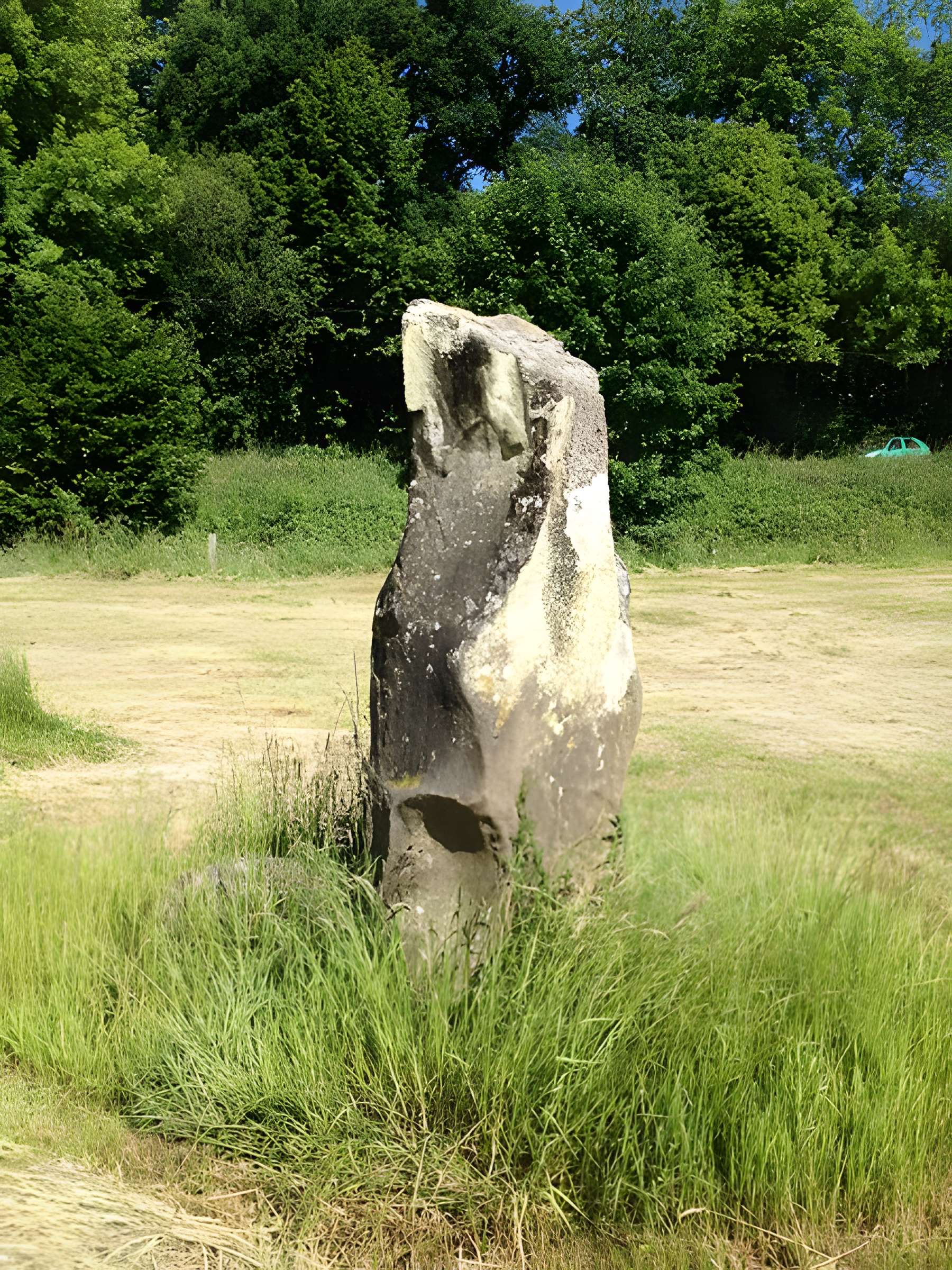 Menhir de Montcorbeau à Couesmes-Vaucé