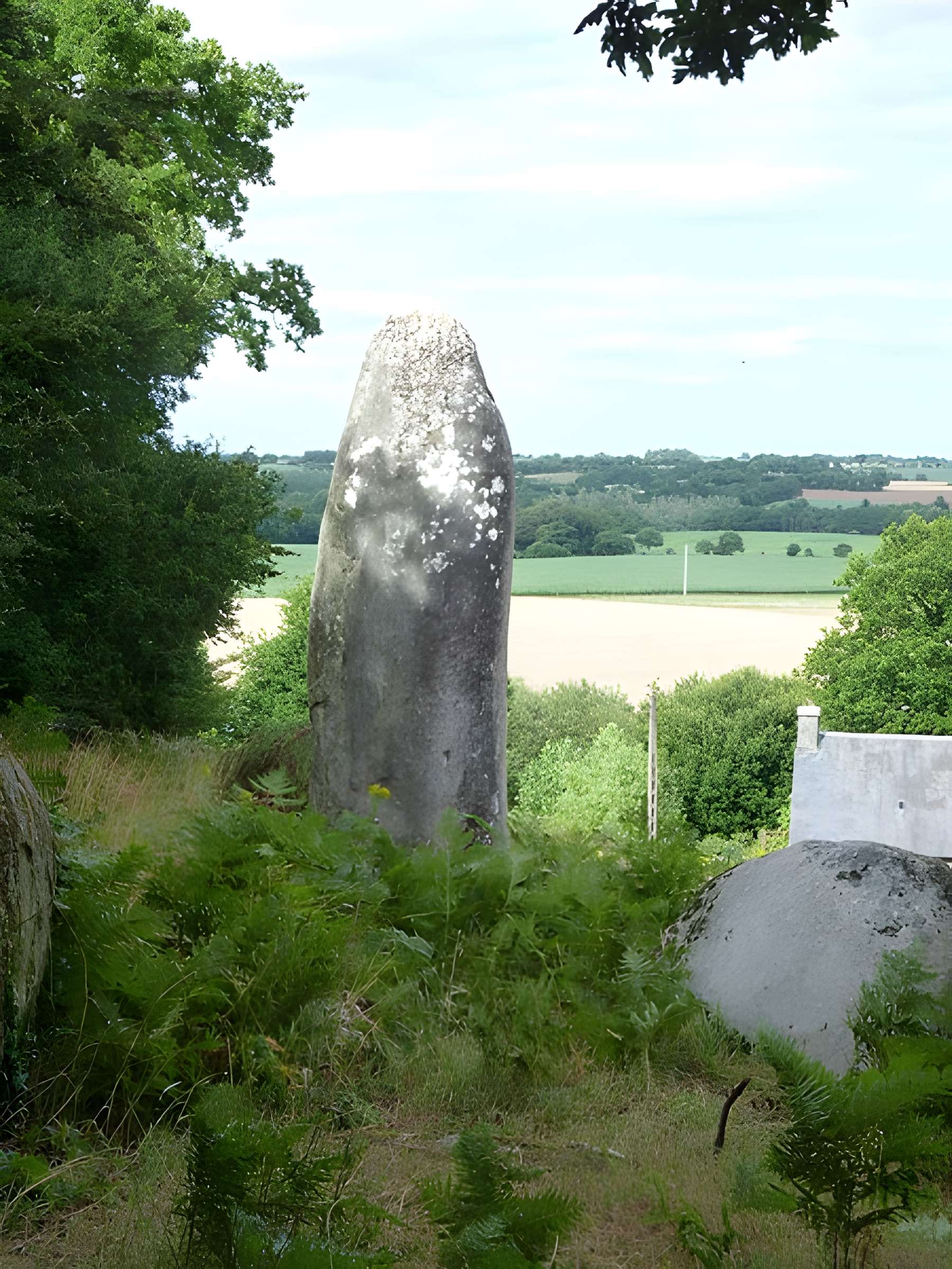 Menhir de Porzic au Vieux-Bourg 