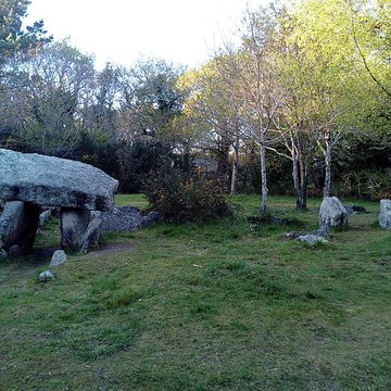 Menhir de Quélarn et bande de terrain autour