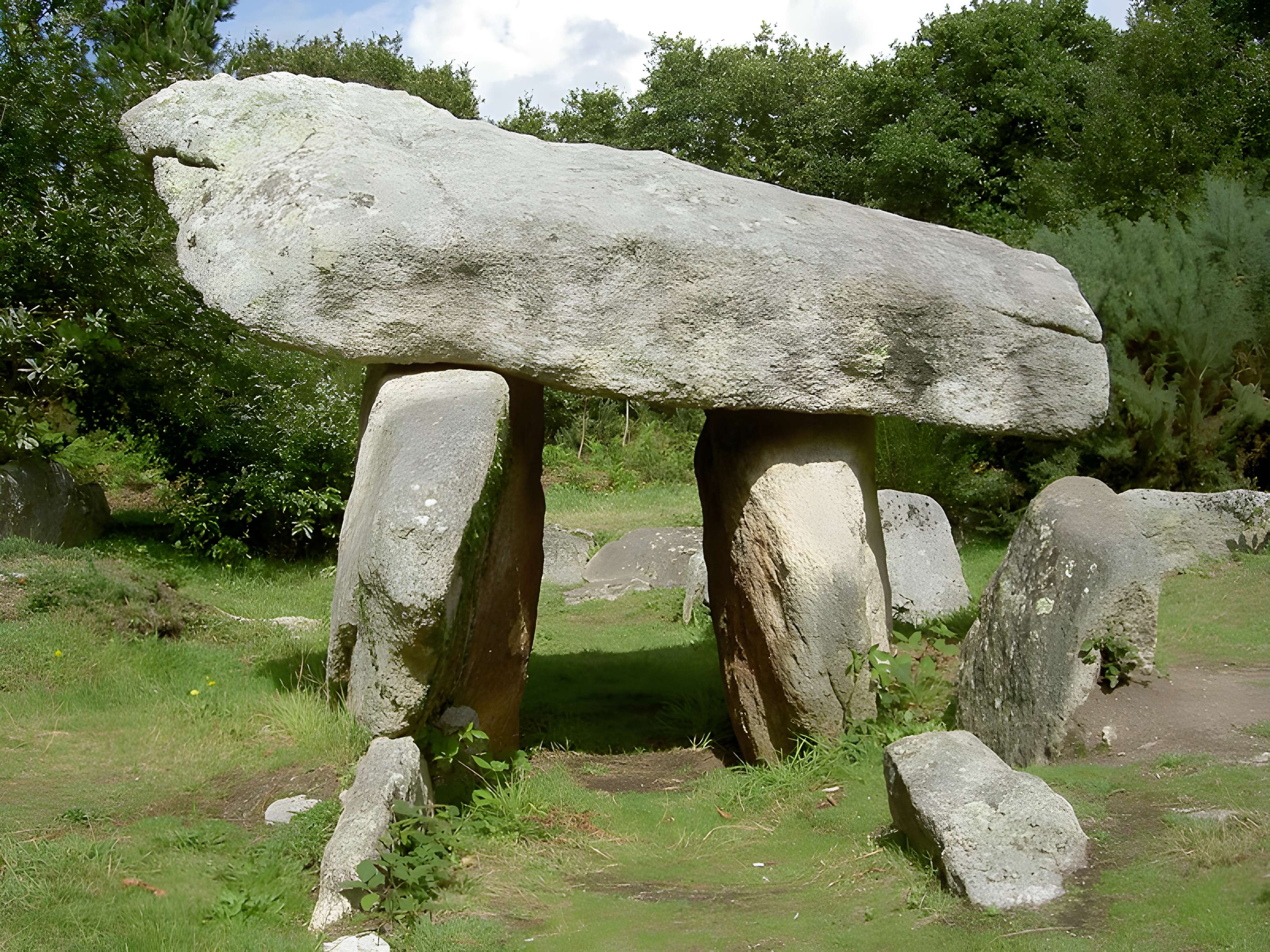 Menhir de Quélarn et bande de terrain autour