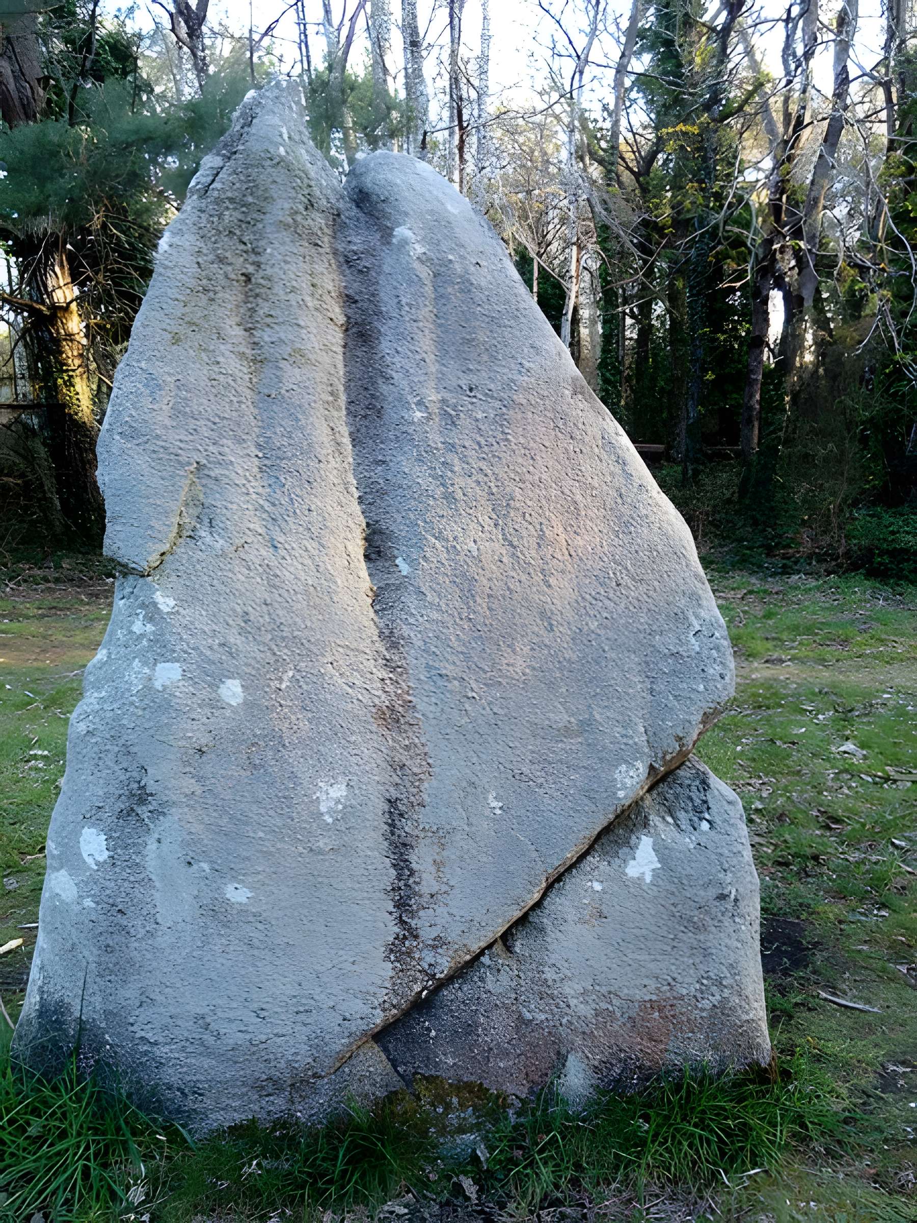 Menhir de Quélarn et bande de terrain autour