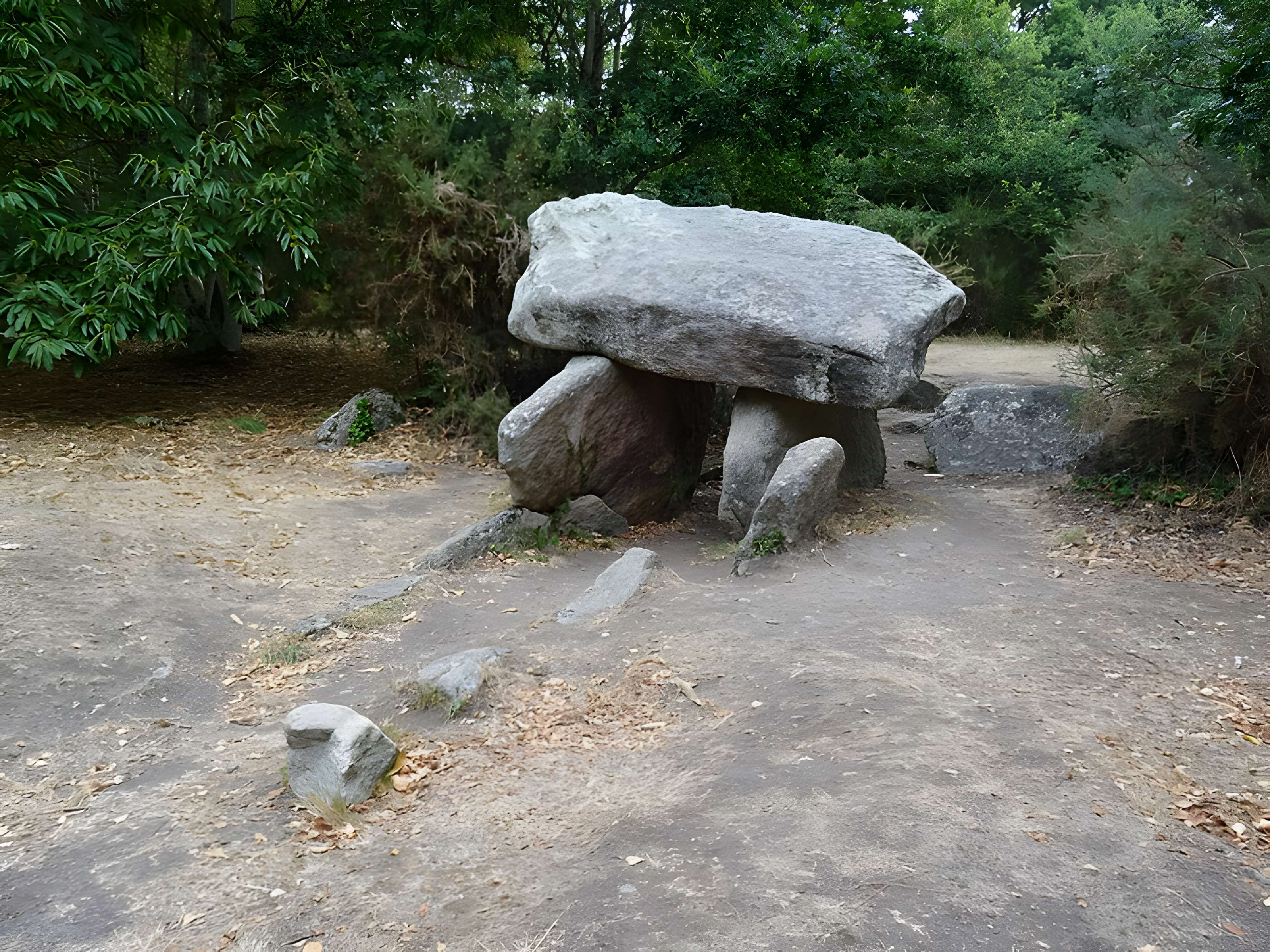 Menhir de Quélarn et bande de terrain autour