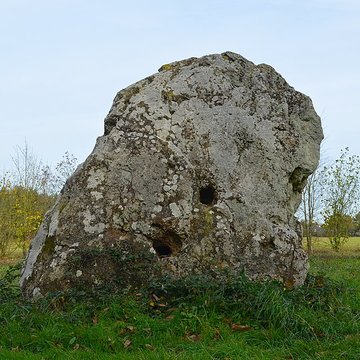Menhir des Louères de Saint-Aubin-des-Châteaux