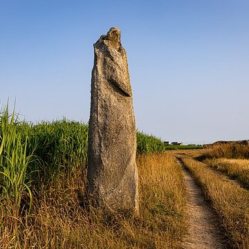 menhir d irvit de plouescat