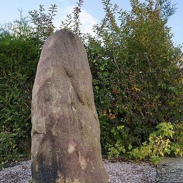 Menhir dit La Pierre de Dessus-Bise à Sars-Poteries