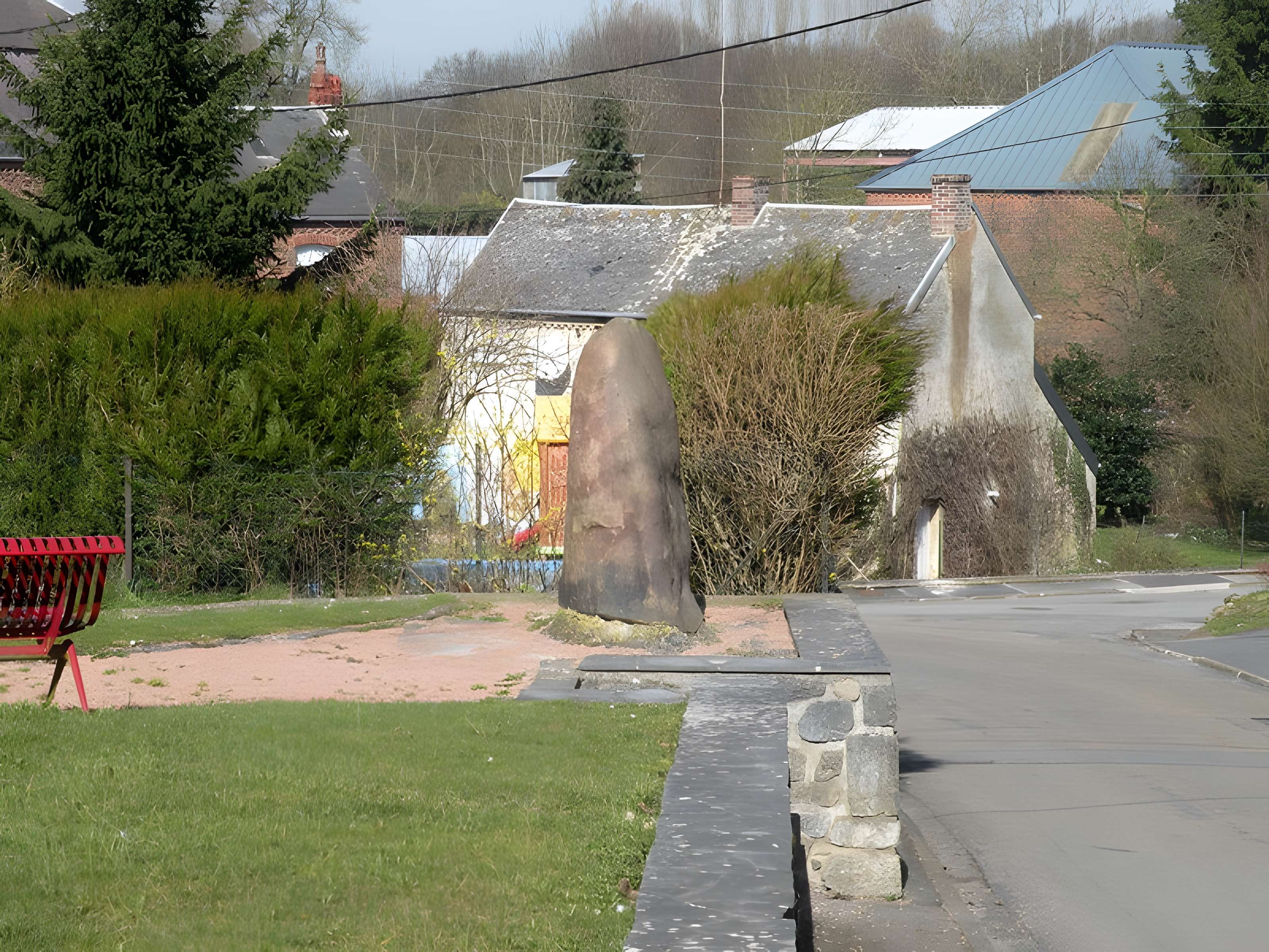 Menhir dit La Pierre de Dessus-Bise à Sars-Poteries 