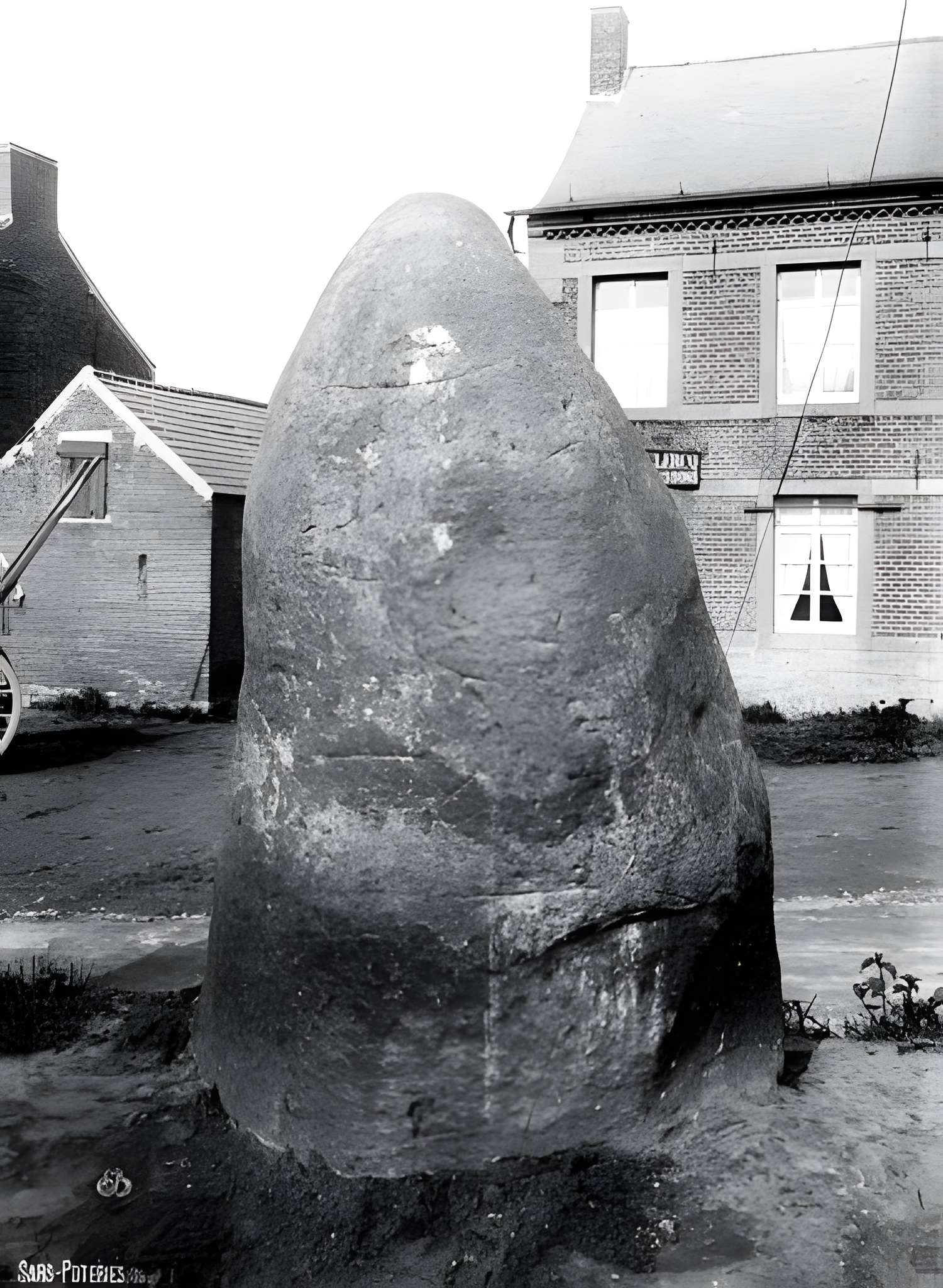 Menhir dit La Pierre de Dessus-Bise à Sars-Poteries