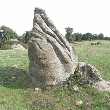 Menhir dit la pierre levée de Charbonneau à La Renaudière