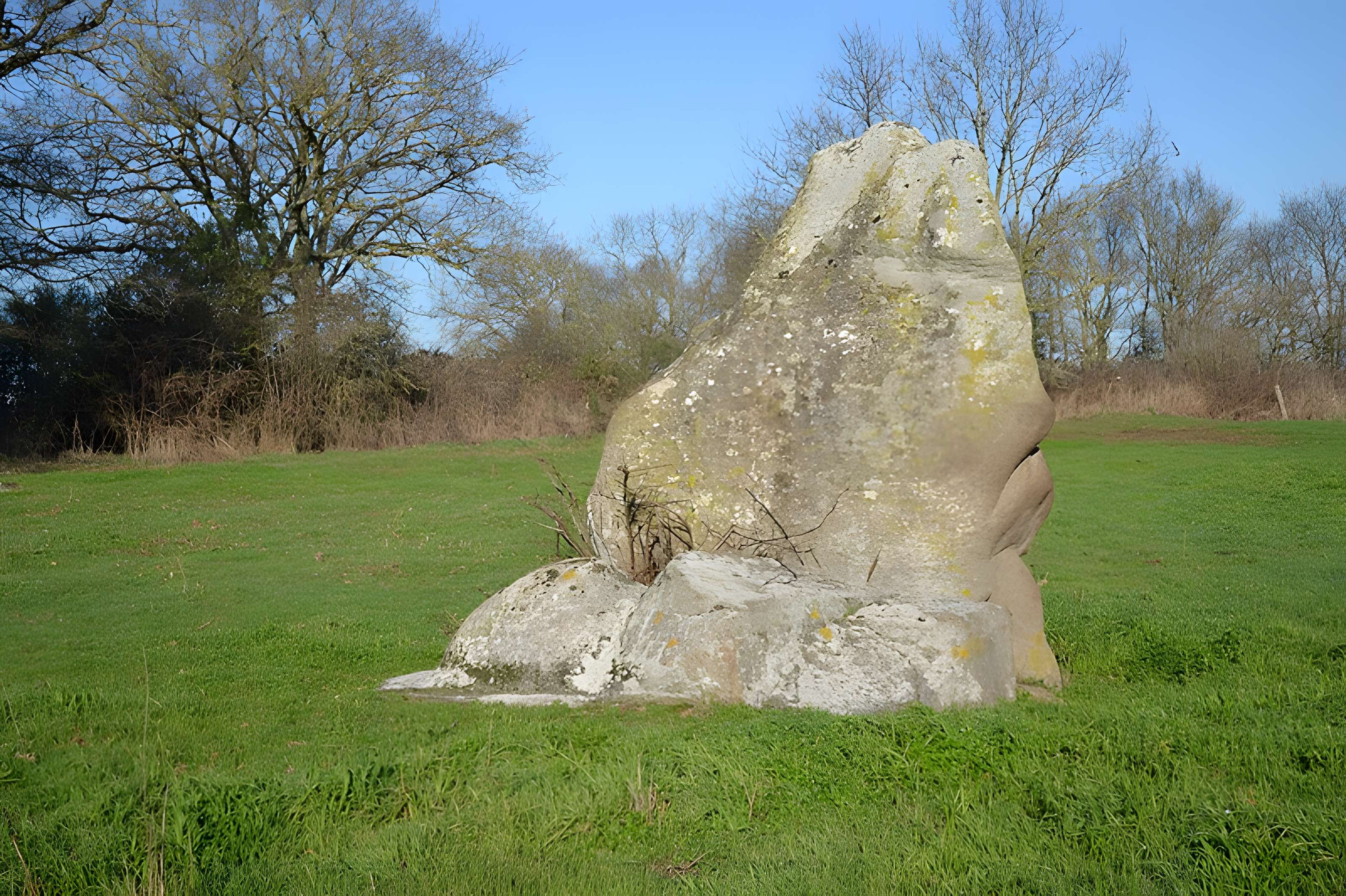 Menhir dit la pierre levée de Charbonneau à La Renaudière