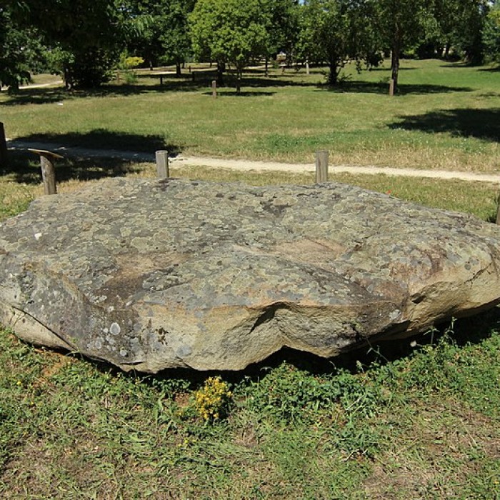 Photo de Menhir-polissoir de Souhé de Naintré