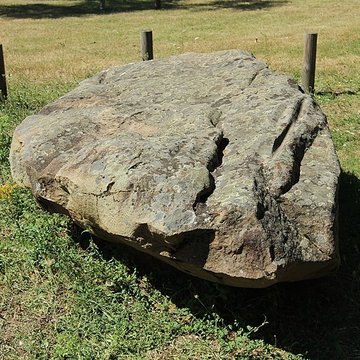 Menhir-polissoir de Souhé de Naintré