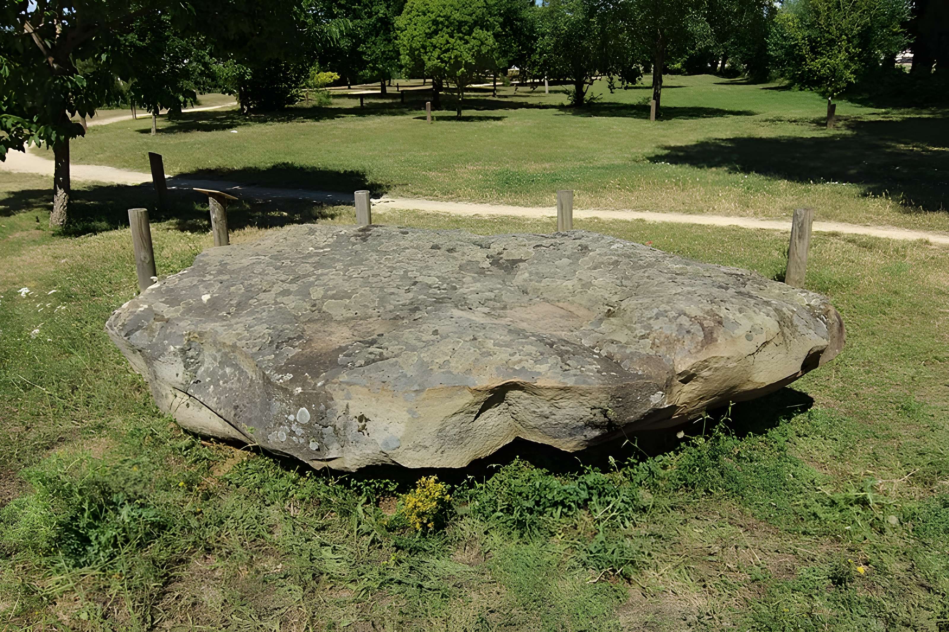 Menhir-polissoir de Souhé de Naintré 