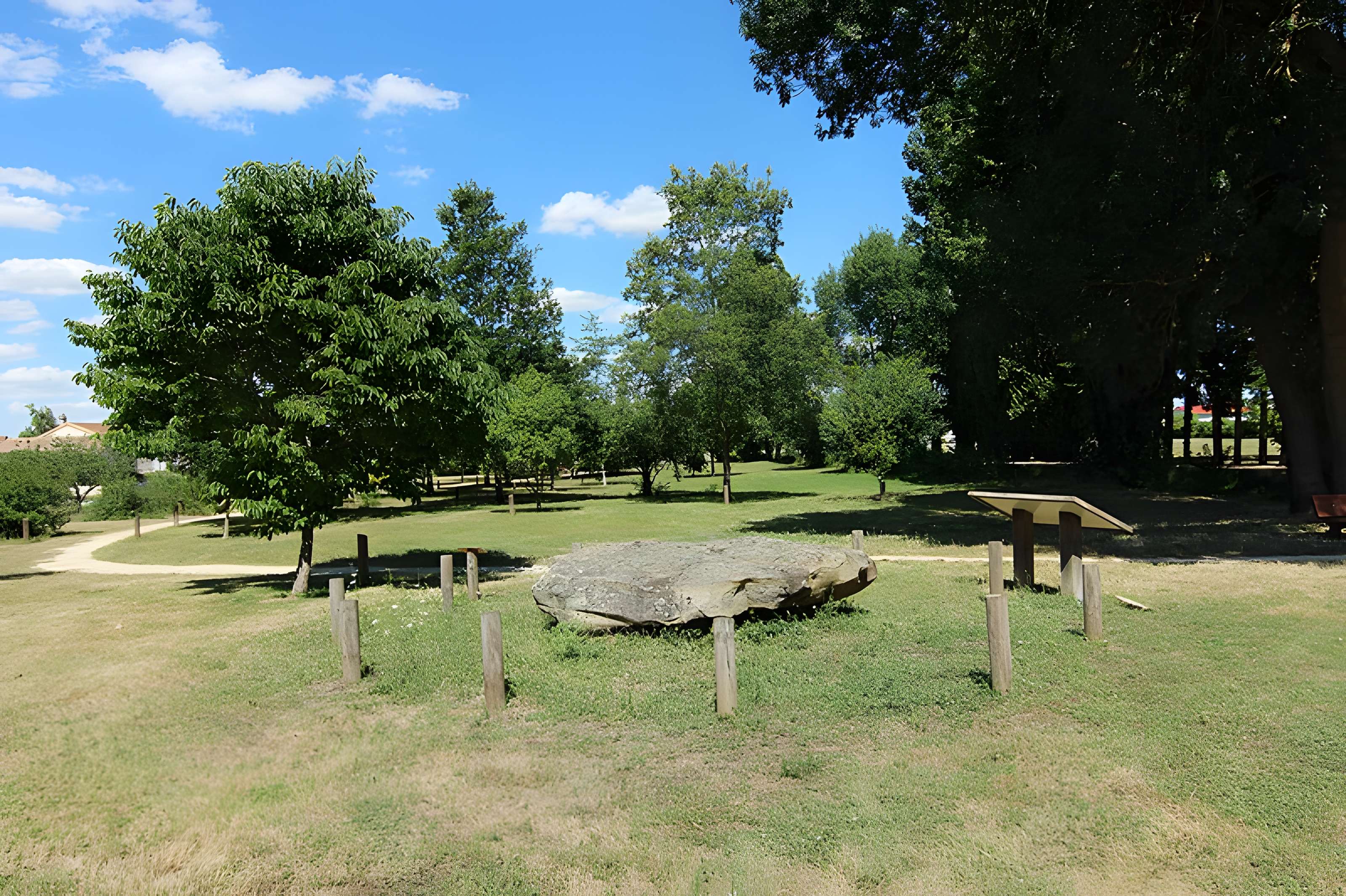 Menhir-polissoir de Souhé de Naintré
