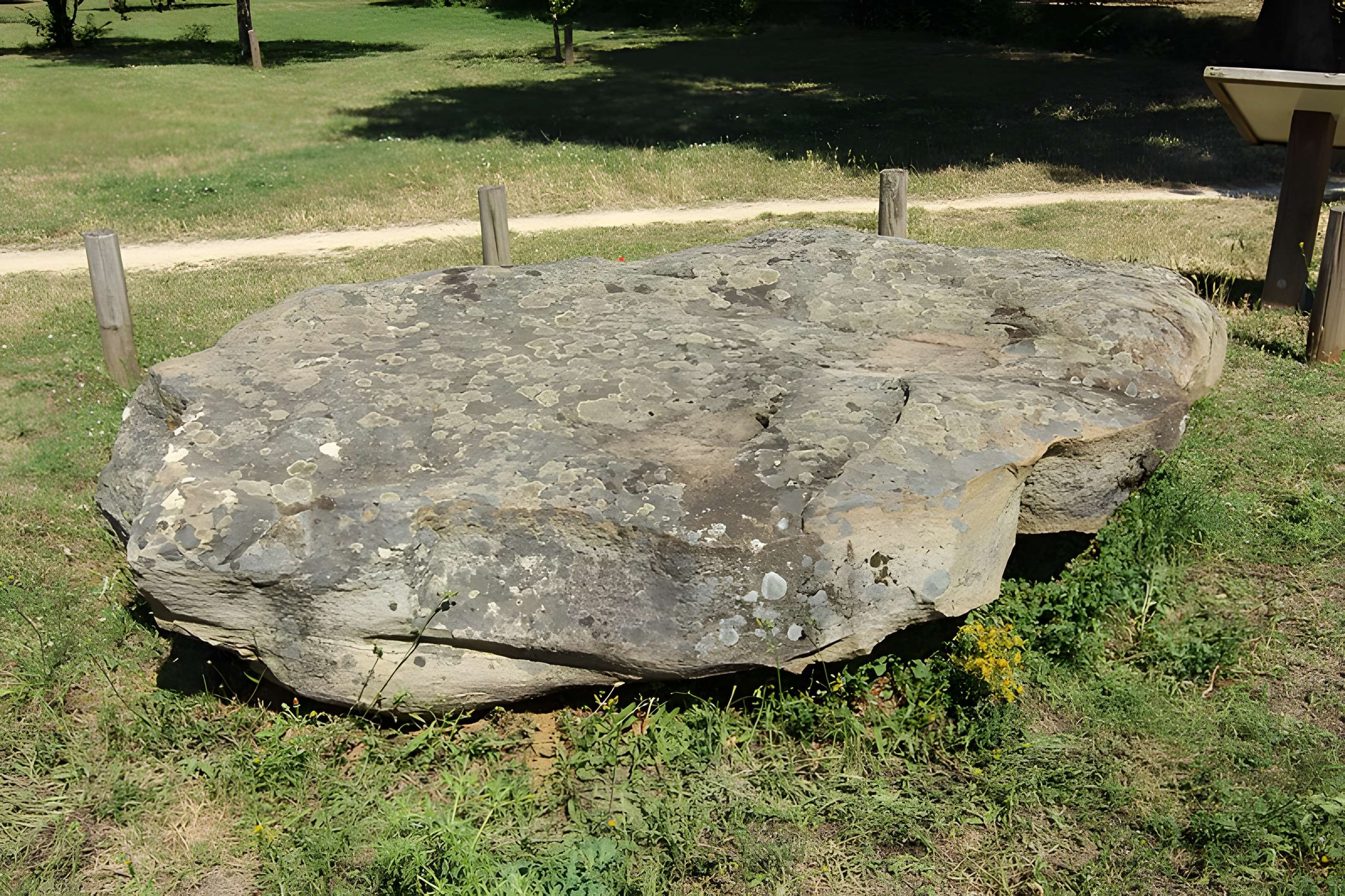 Menhir-polissoir de Souhé de Naintré