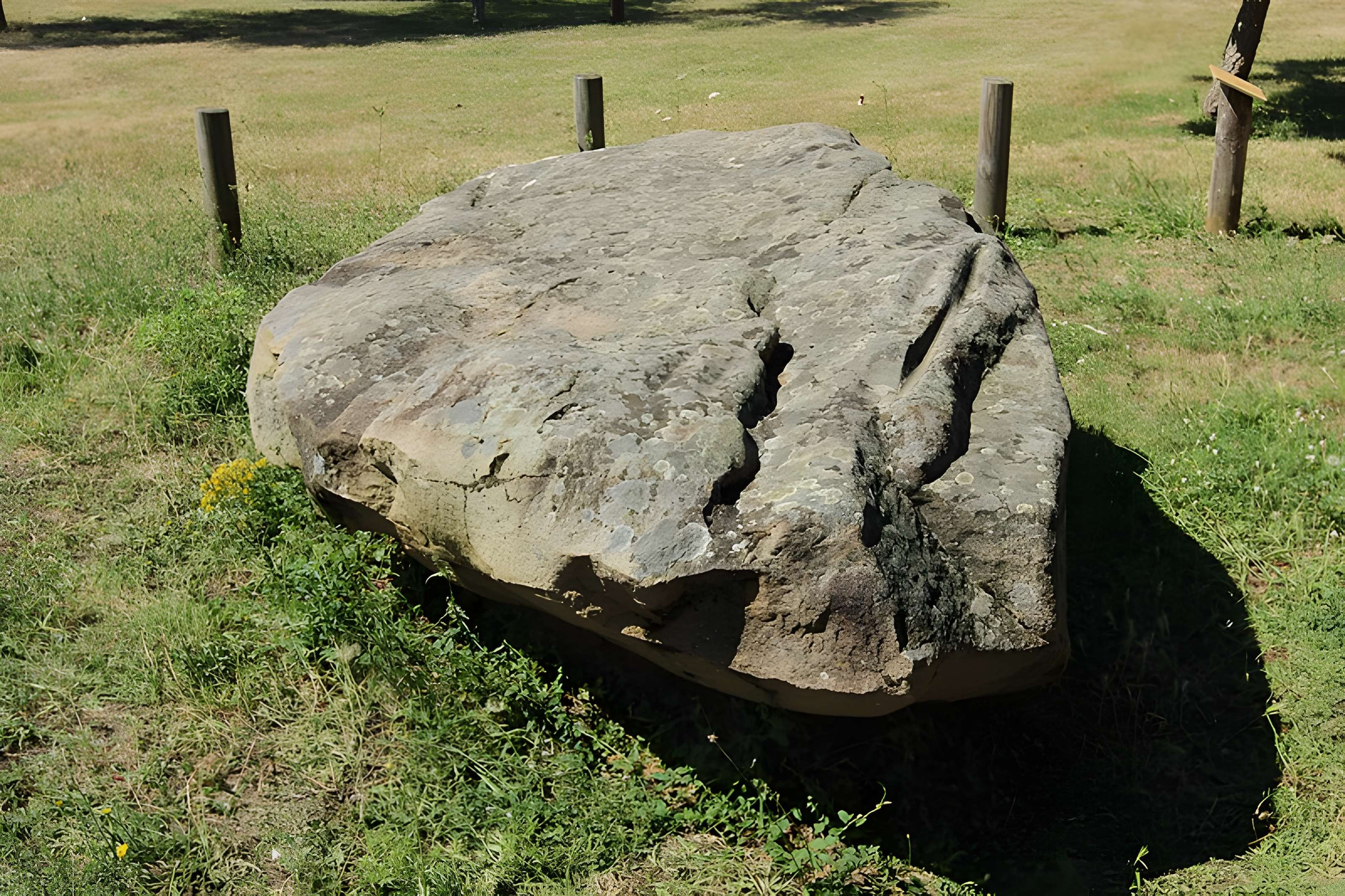 Menhir-polissoir de Souhé de Naintré