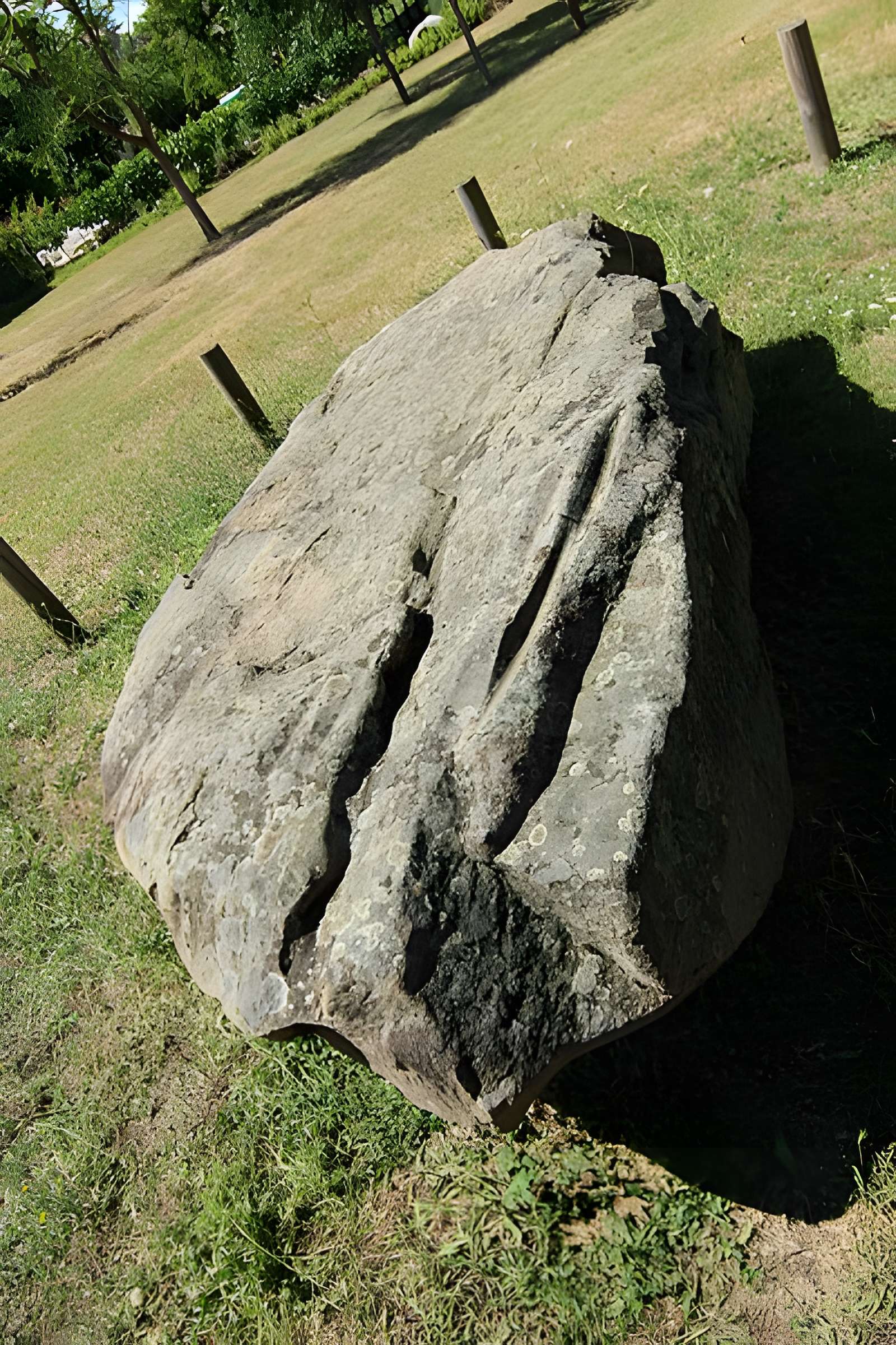 Menhir-polissoir de Souhé de Naintré