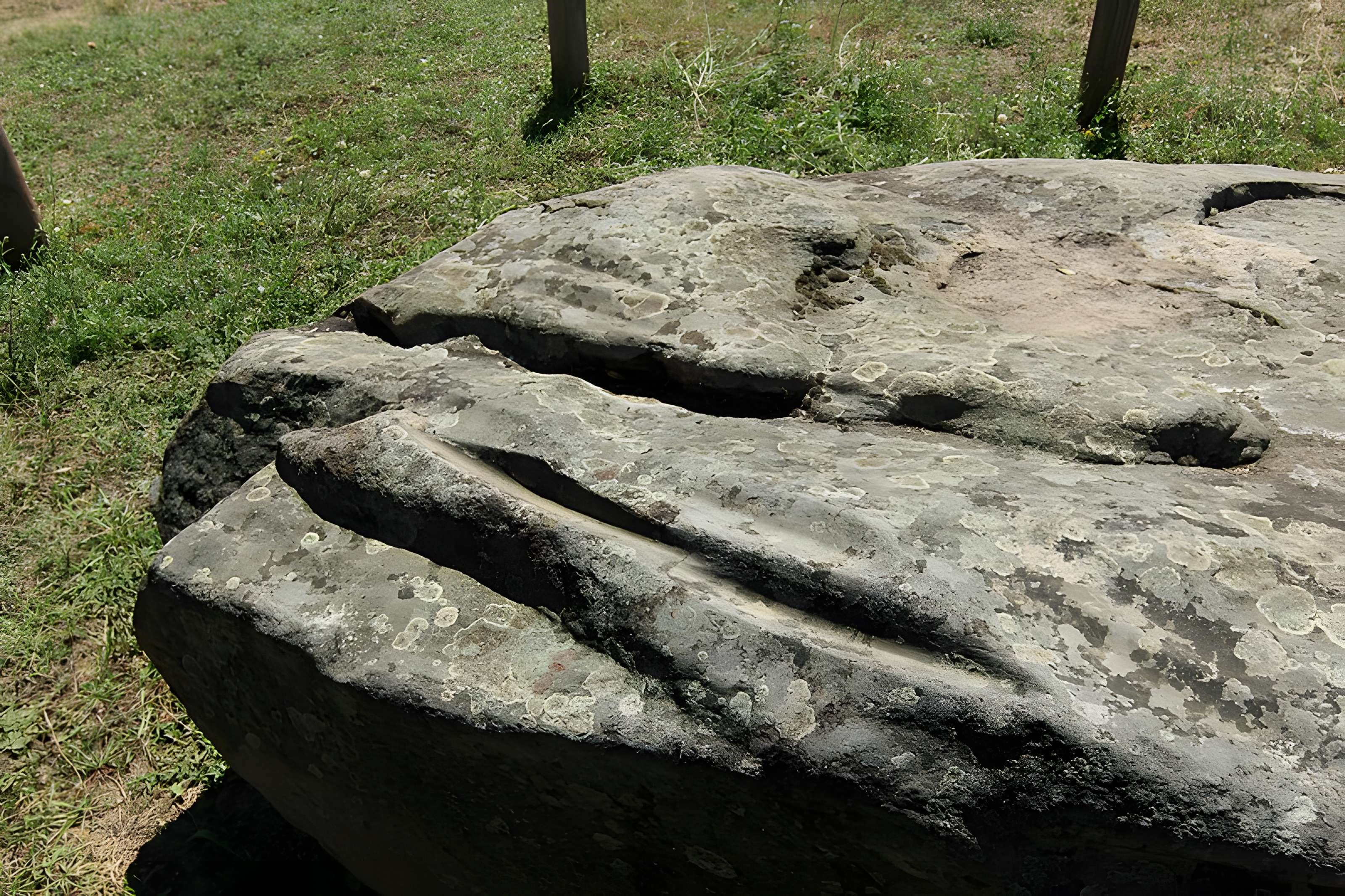 Menhir-polissoir de Souhé de Naintré