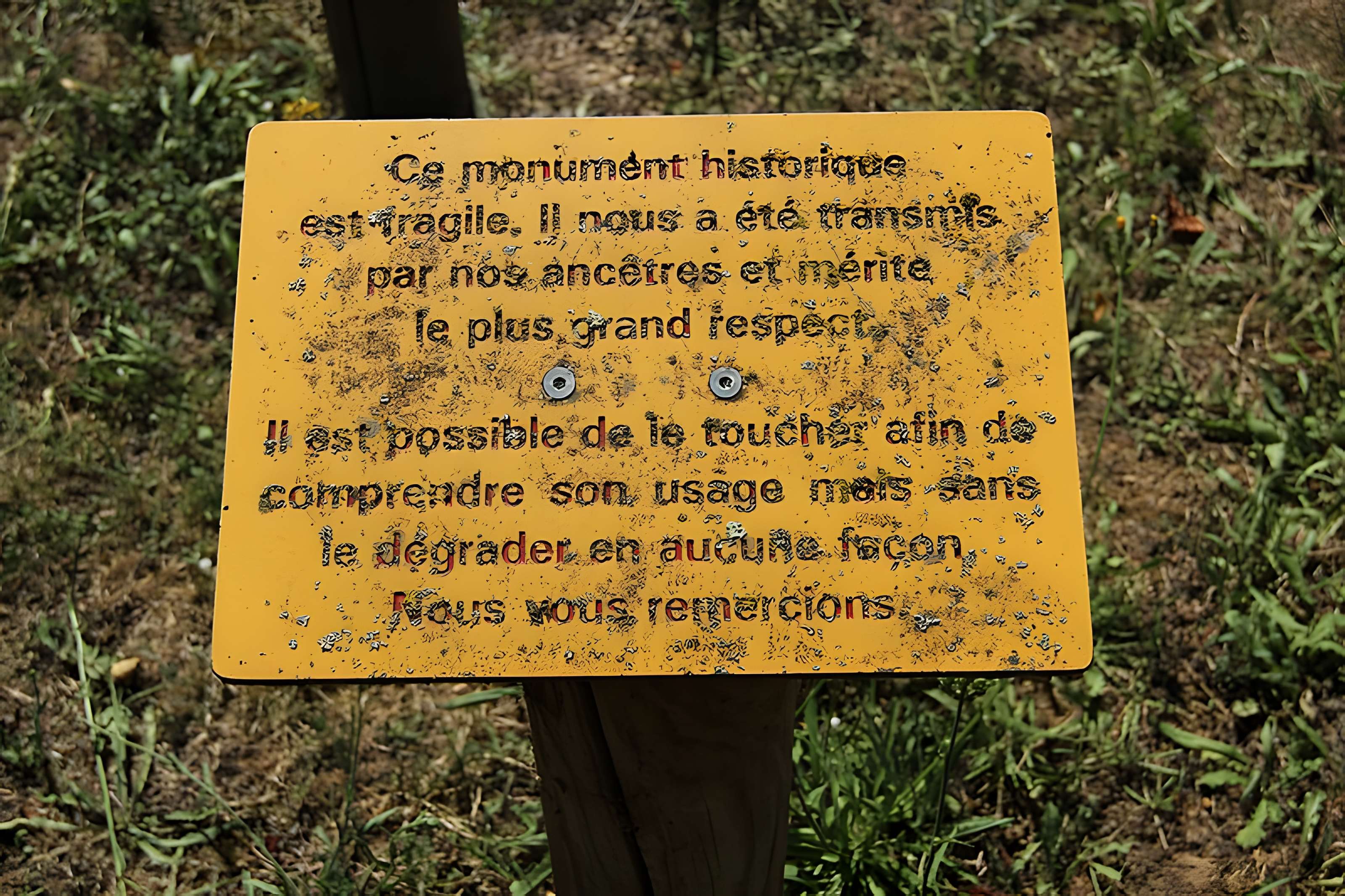 Menhir-polissoir de Souhé de Naintré