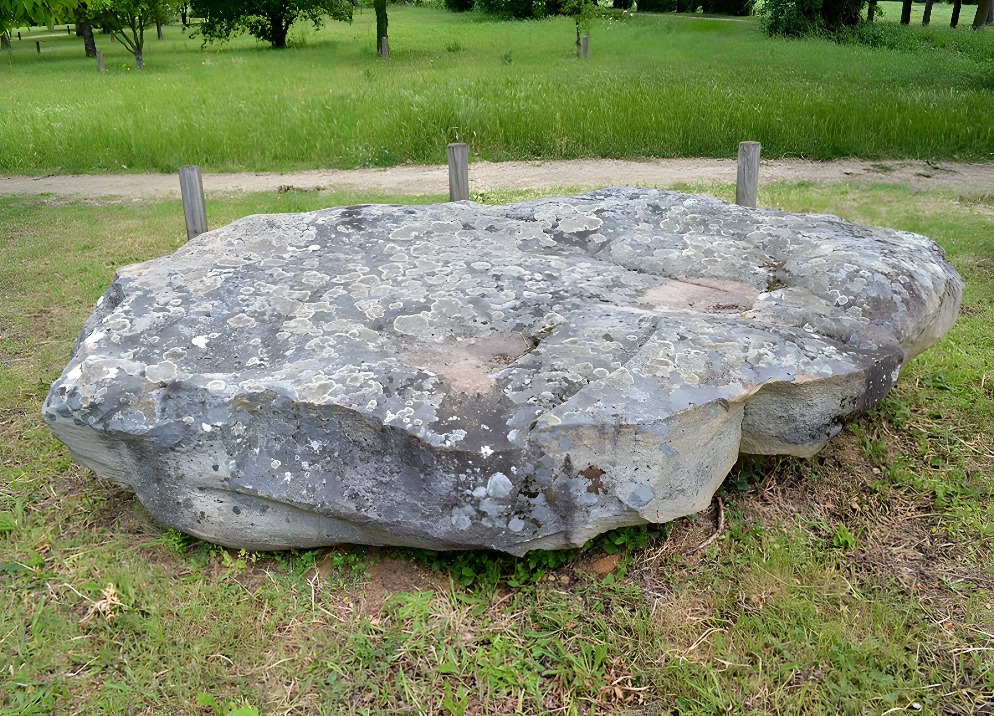 Menhir-polissoir de Souhé de Naintré