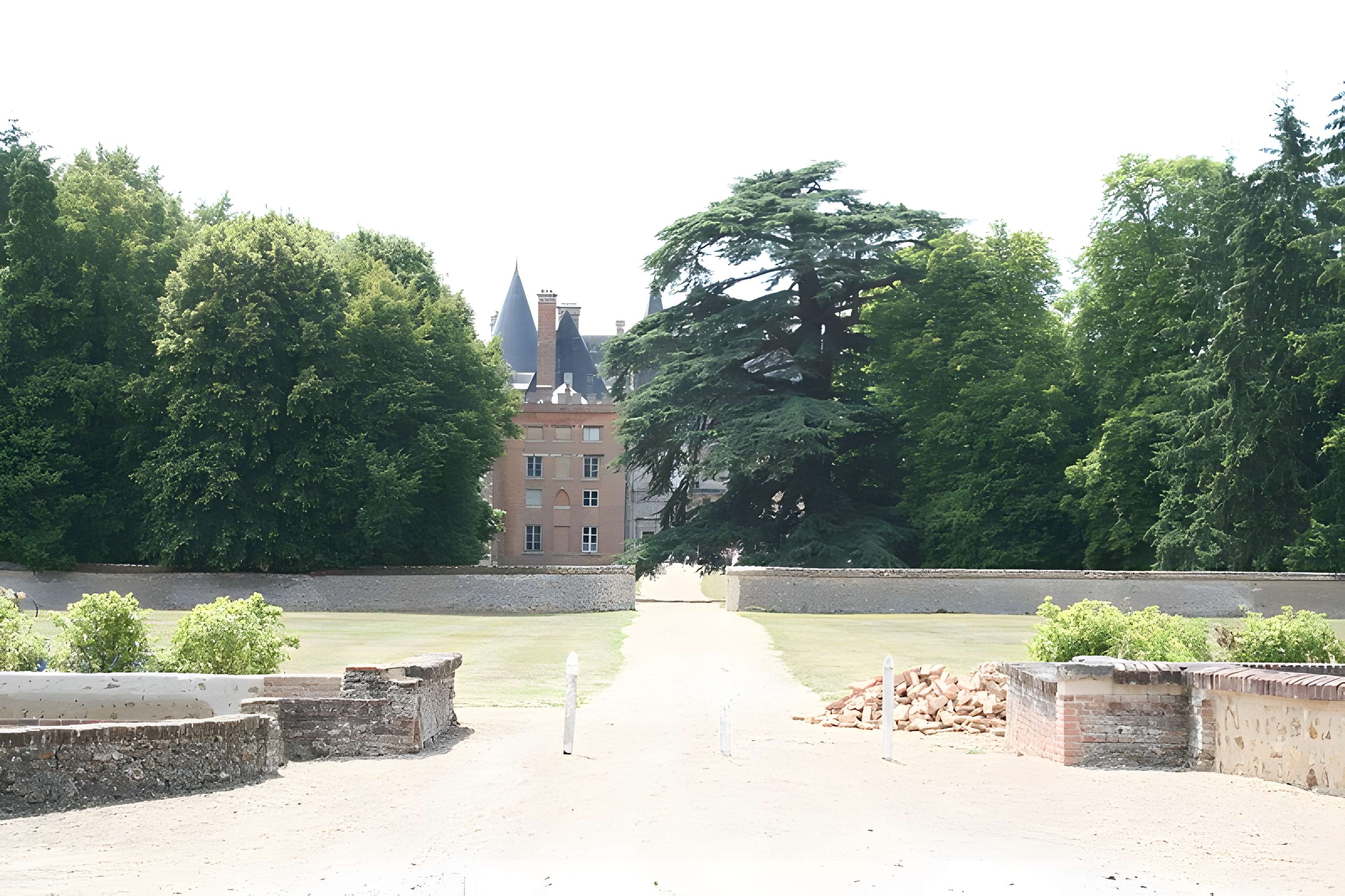 Château de Courtalain et ses dépendances