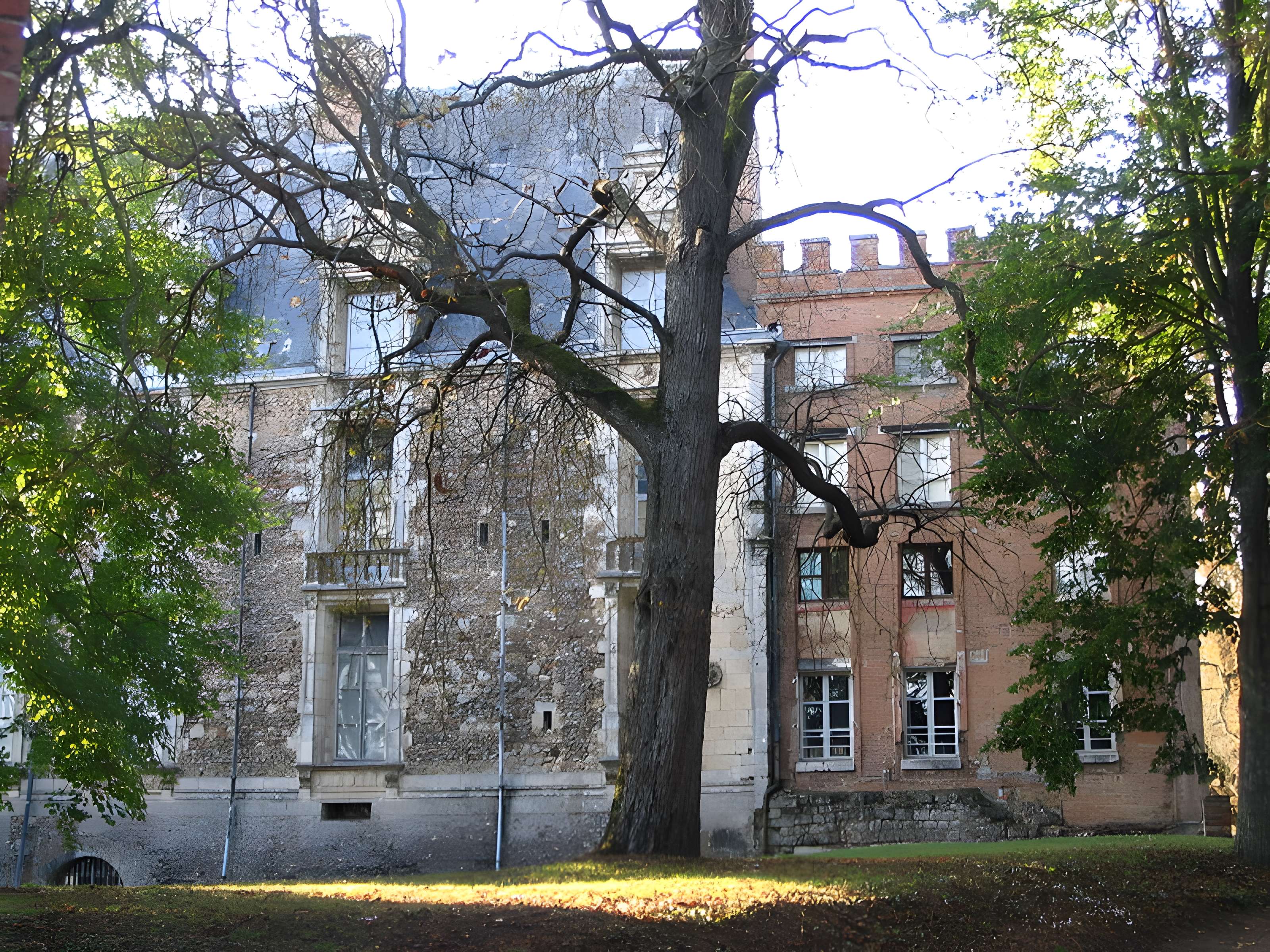 Château de Courtalain et ses dépendances