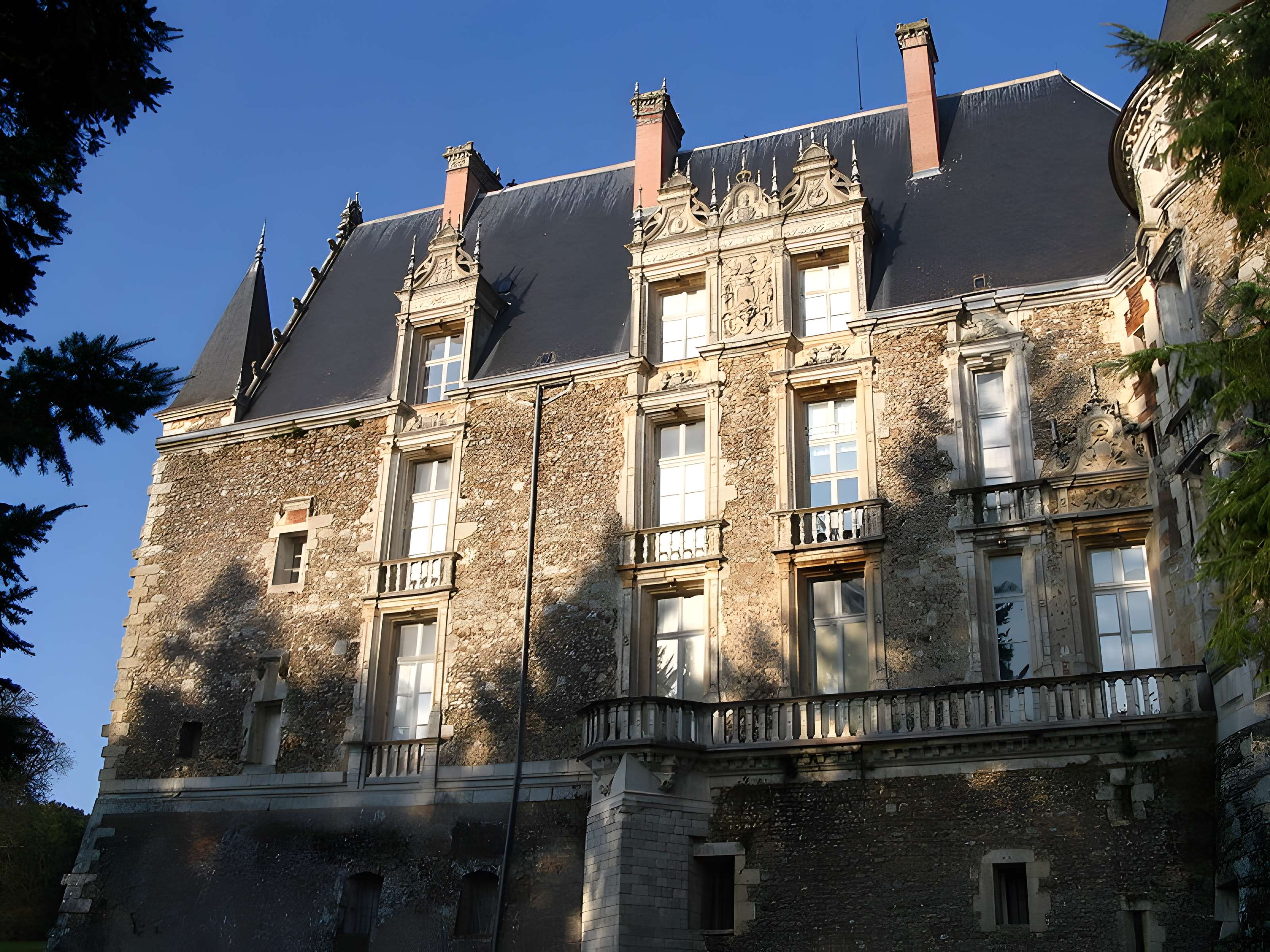 Château de Courtalain et ses dépendances