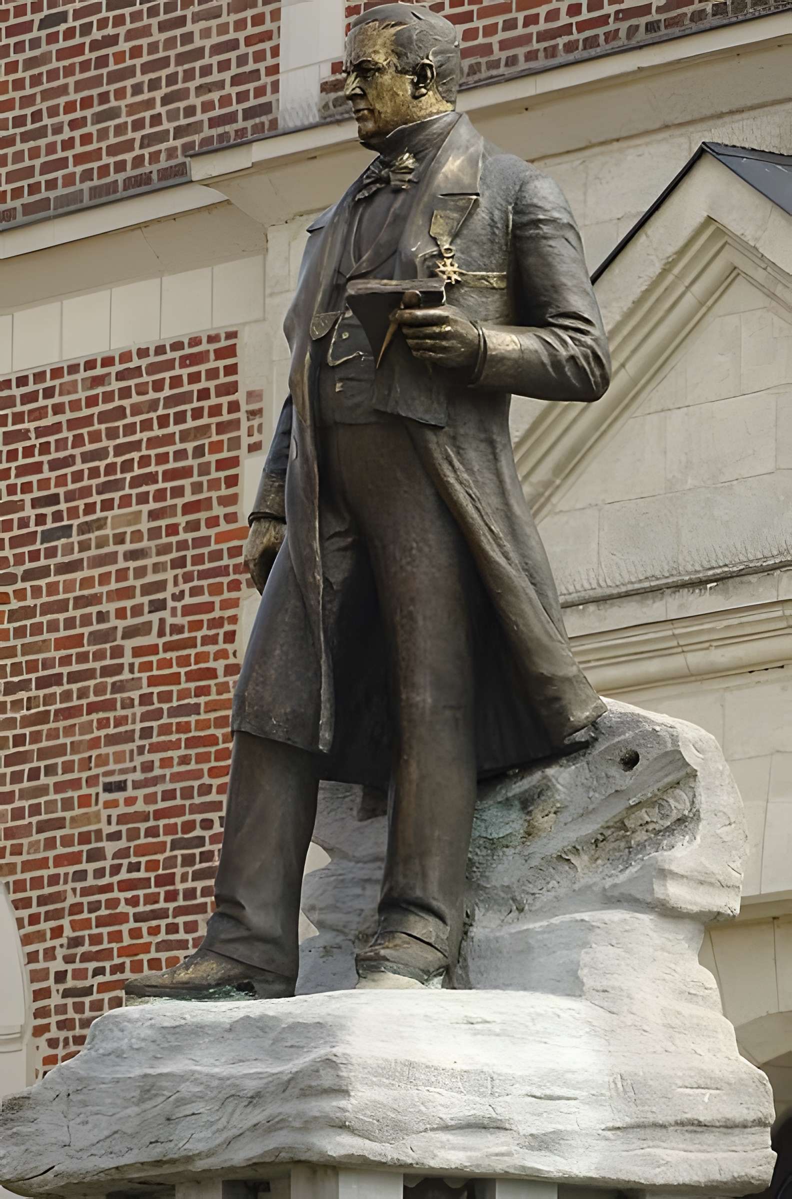 Monument à Charles Mathieu à Lourches