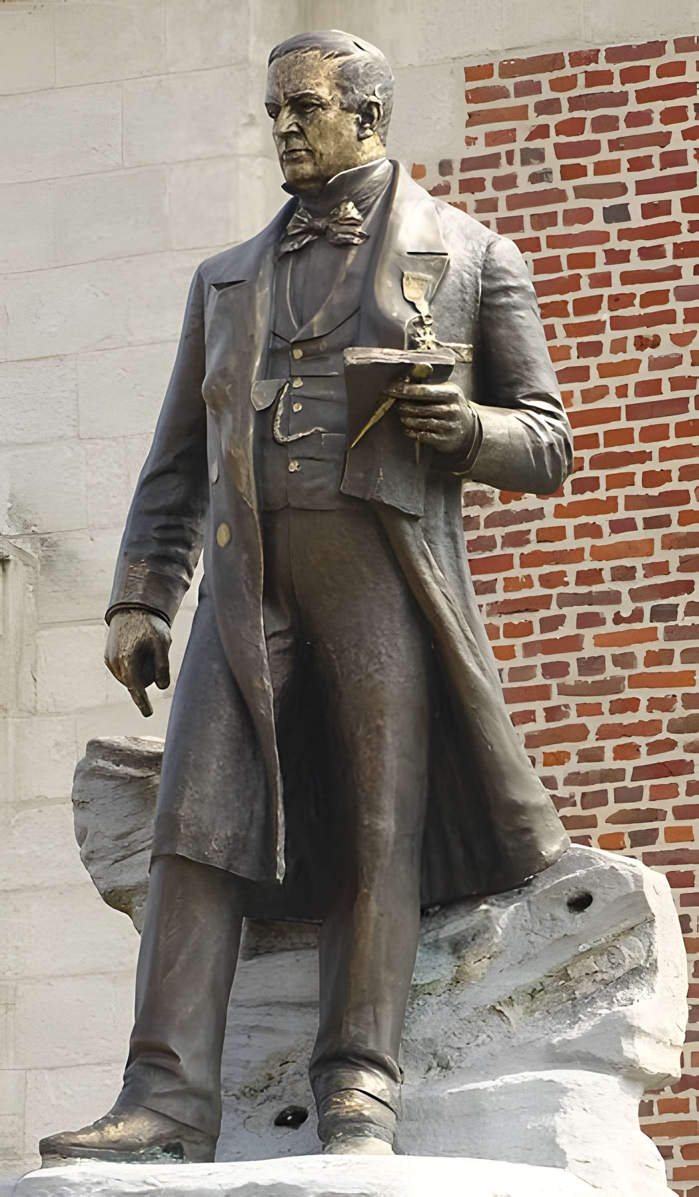 Monument à Charles Mathieu à Lourches