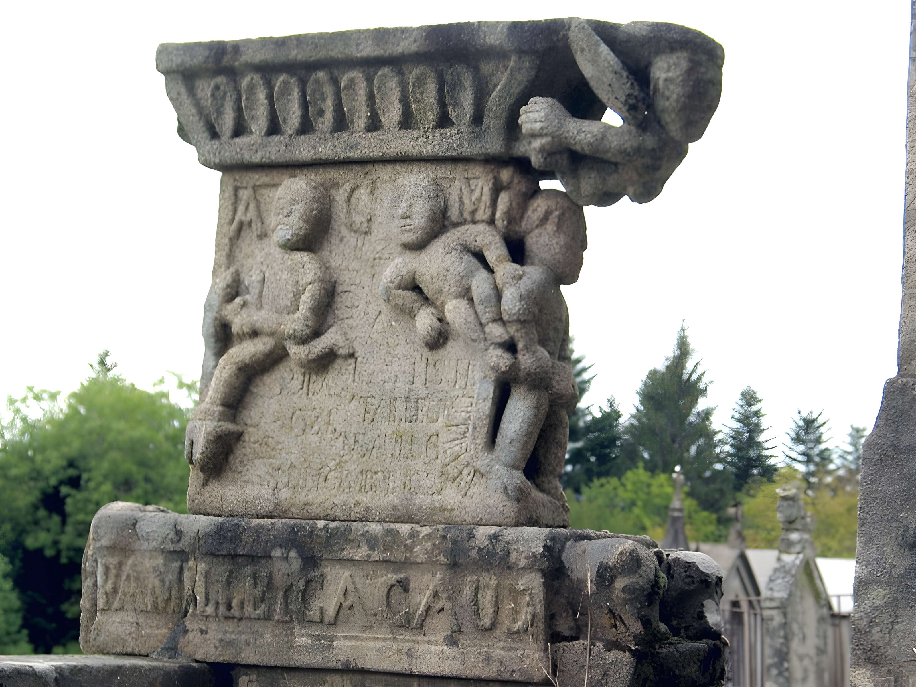 Monument funéraire de la famille Cacaud à Gentioux-Pigerolles 
