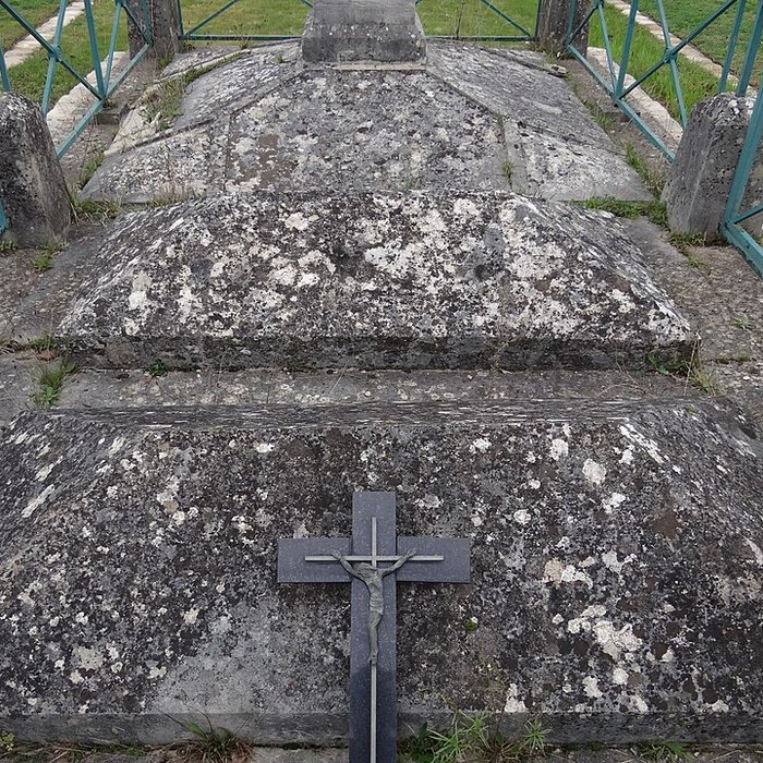 Photo de Monument sépulcral du maréchal de Vaux à Paray-Vieille-Poste