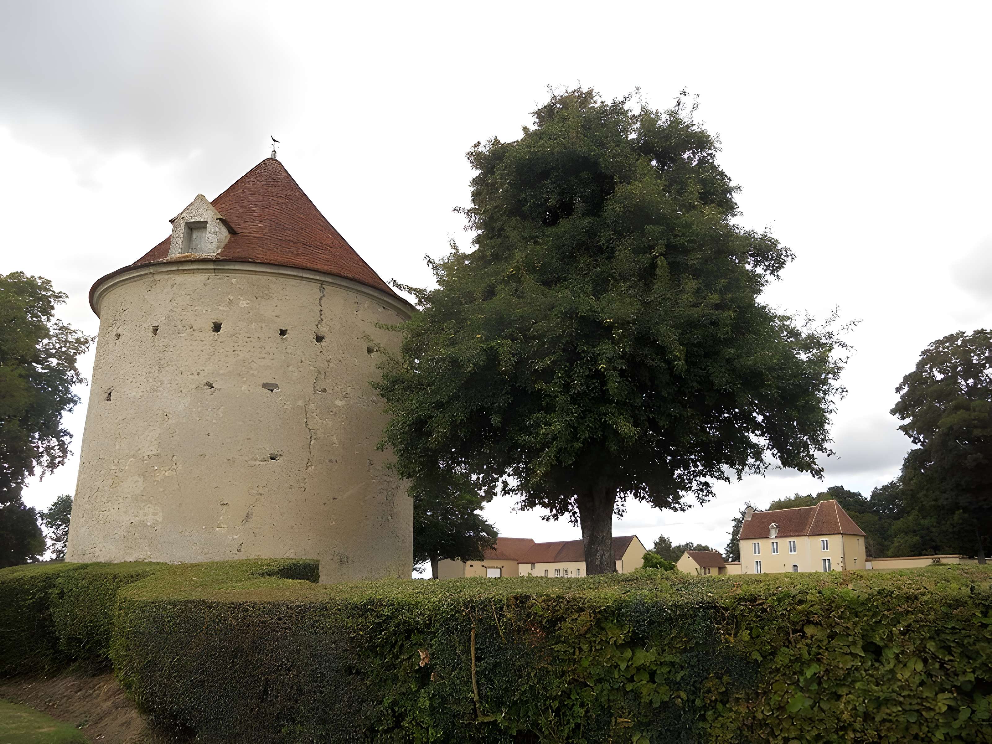 Motte féodale du Plessis-Poix à Sainte-Céronne-lès-Mortagne 