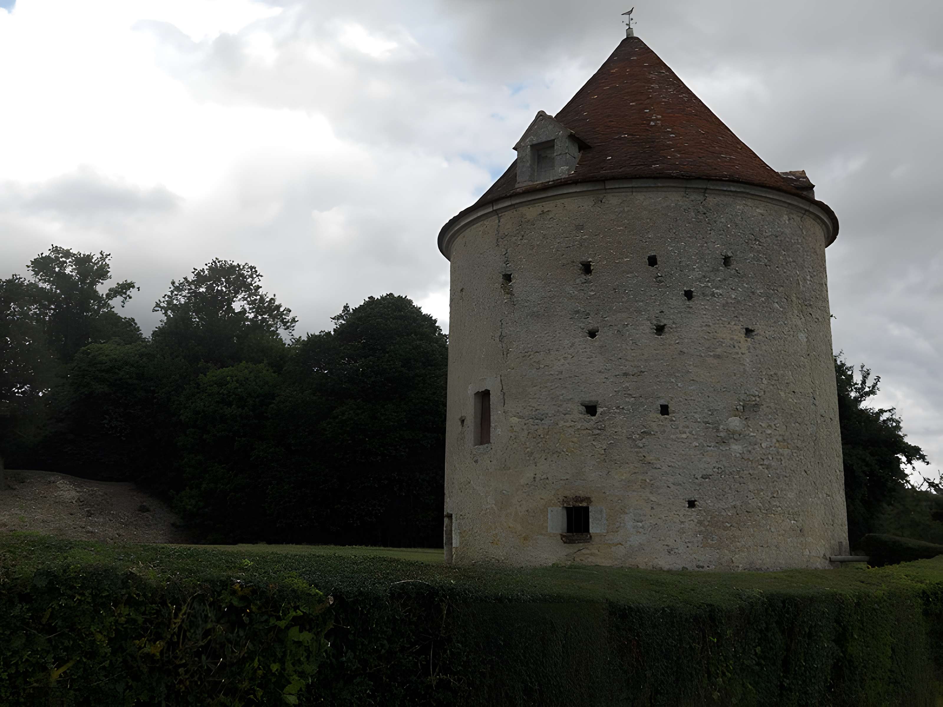 Motte féodale du Plessis-Poix à Sainte-Céronne-lès-Mortagne