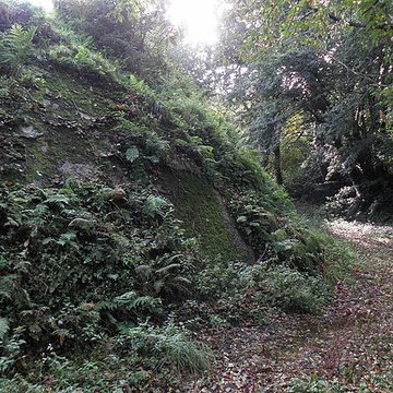 Motte féodale et camp de Lesquellen à Plabennec