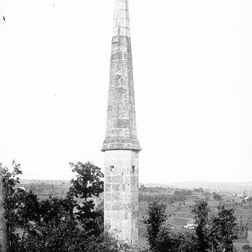 Obélisque du Cingle à Figeac