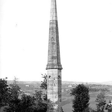 Obélisque du Cingle à Figeac